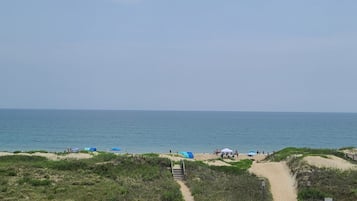 På stranden