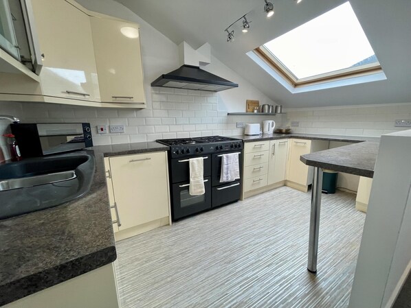 Apartment | Private kitchen | Fridge, microwave, oven, stovetop