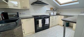 Impeccable 2-bed Apartment in Scarborough