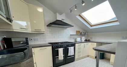 Impeccable 2-bed Apartment in Scarborough