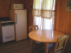 Dining - Papins Resort Little Cabin (Drummond)