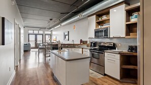 Luxury Condo | Private kitchen | Fridge, microwave, dishwasher, rice cooker - Luxurious 2BDR Loft-Condo Grand Haven 12 (Grand Haven)