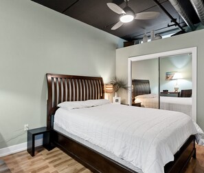 Condo Cao cấp | 2 phòng ngủ, bàn ủi/dụng cụ ủi quần áo 