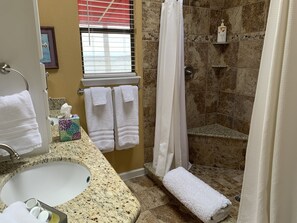 Hiustenkuivaaja, pyyhkeet, saippua, sampoo