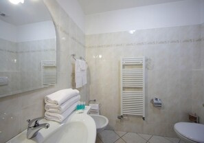 Ducha, secador de pelo, bidet, toallas