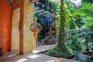 Outdoor dining - Luxe villa within Walled Town in Cartagena, adorned with masterpieces. 12 guests (Cartagena de Indias)