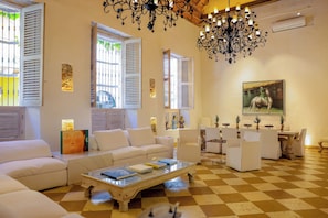 Living area - Luxe villa within Walled Town in Cartagena, adorned with masterpieces. 12 guests (Cartagena de Indias)