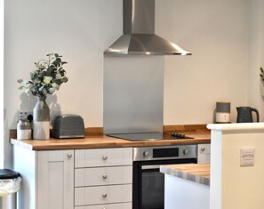 Een koelkast, een microgolfoven, een oven, een kookplaat