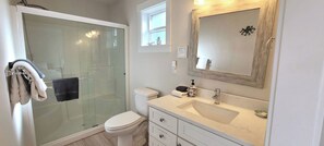 Shower, hair dryer, towels - Charming Private Retreat Near Beaches/Fully Fenced (Pacific Beach)