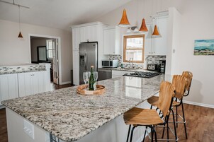 Frigorífico, microondas, lavavajillas y arrocera