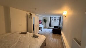 Une chambre à coucher avec un lit, une armoire, un bureau et une chaise.