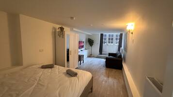 2 slaapkamers, een strijkplank/strijkijzer, gratis wifi, beddengoed