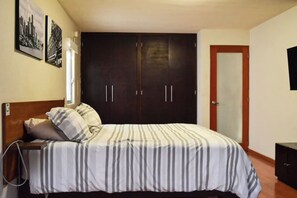 4 habitaciones, tabla de planchar con plancha, wifi y ropa de cama 