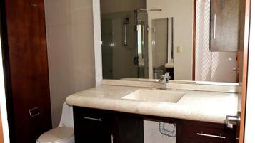 Douche, baignoire à jets, sèche-cheveux, shampoing