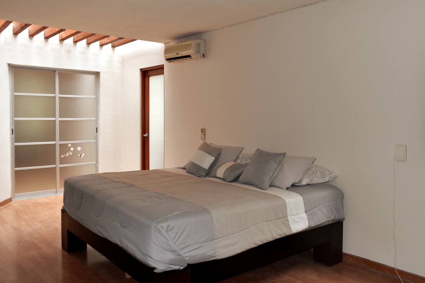 4 chambres, fer et planche à repasser, Wi-Fi, draps fournis