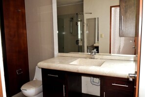 ジェットバス、ヘアドライヤー、タオル、石鹸