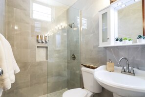 Shower, hair dryer, bidet, towels