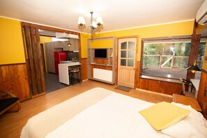 Escritorio, espacio para trabajar con laptop y wifi gratis 