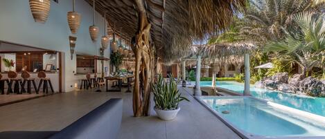 حمّام سباحة خارجي