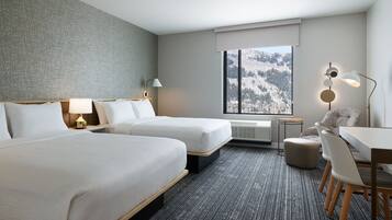 1 habitación, cubrecamas, escritorio y espacio para trabajar con laptop