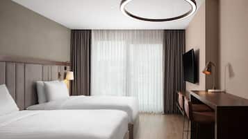 Studio, 1 King Bed, City View | Premium bedding, down comforters, minibar, in-room safe