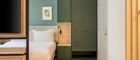 Laptop workspace, iron/ironing board, free WiFi, bed sheets