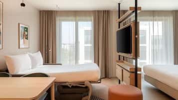 Familienstudio, 1 Queen-Bett und Schlafsofa, Nichtraucher | Laptopgeeigneter Arbeitsplatz, Bügeleisen/Bügelbrett, kostenloses WLAN