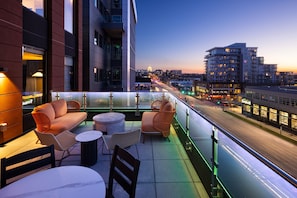 Escritorio, espacio para trabajar con un portátil, cortinas opacas