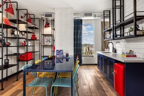 Suite, 1 kingsize-seng | Skrivebord, skrivebord for bærbar PC og blendingsgardiner