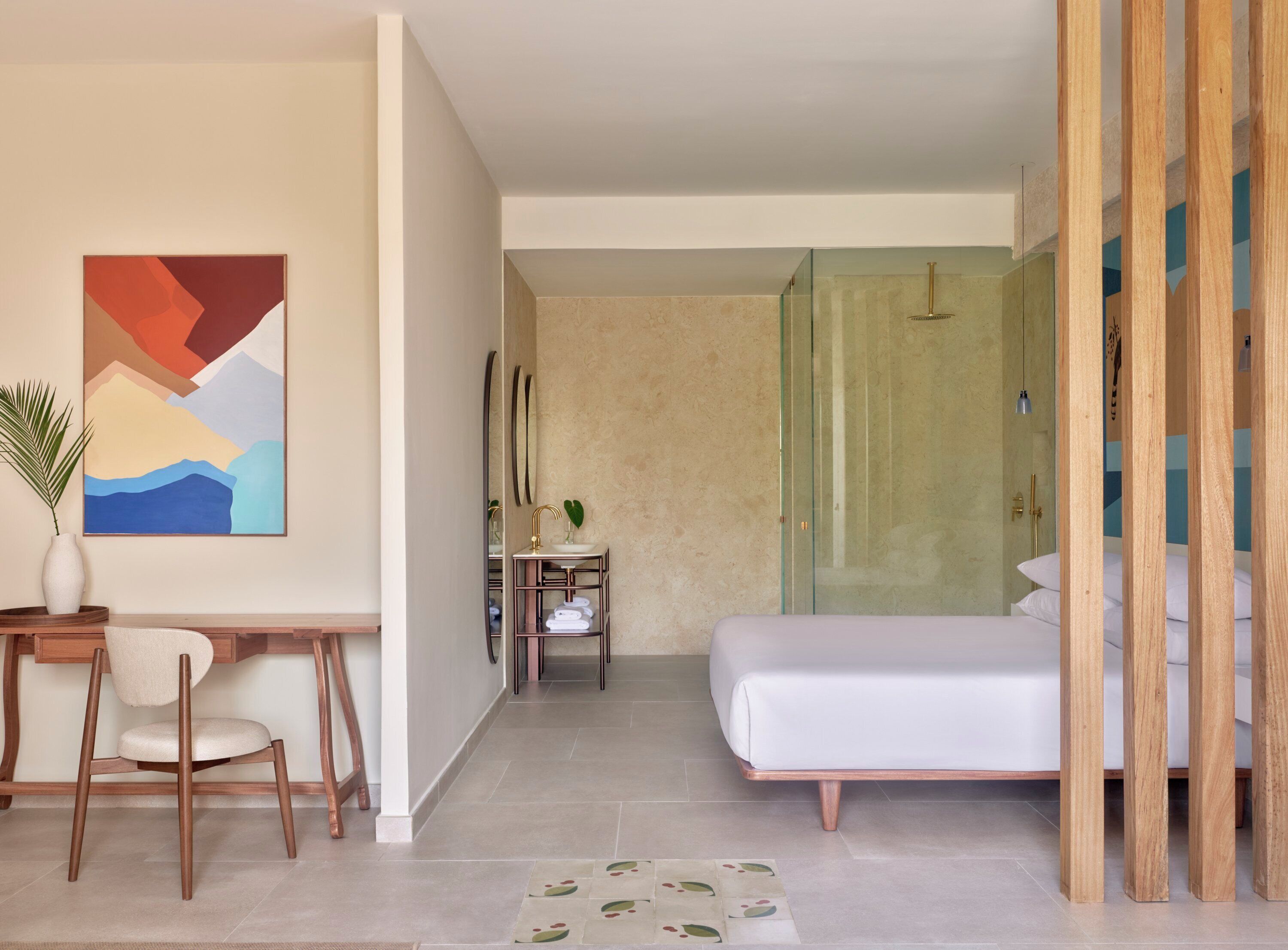 Safe på rommet, blendingsgardiner, lydisolert og strykejern/-brett