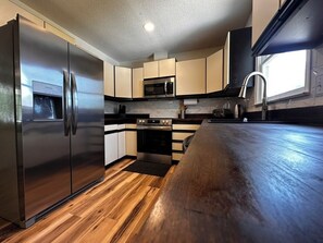 Fridge, microwave, oven, stovetop - Seaside Serenity: Your Perfect Beach Getaway 15 Min for Sunset Beach (Calabash)