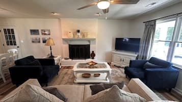 Smart TV, fireplace