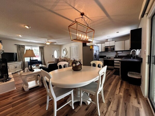 Interior - Seaside Serenity: Your Perfect Beach Getaway 15 Min for Sunset Beach (Calabash)