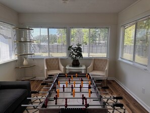 Game room - Seaside Serenity: Your Perfect Beach Getaway 15 Min for Sunset Beach (Calabash)