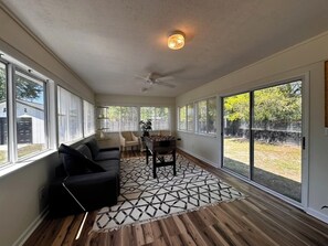 Smart TV, fireplace - Seaside Serenity: Your Perfect Beach Getaway 15 Min for Sunset Beach (Calabash)