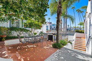 Outdoor dining - Spacious 3 bed 2 bath La Jolla Village Ocean View Home. (San Diego)