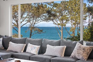 Living area - Spacious 3 bed 2 bath La Jolla Village Ocean View Home. (San Diego)