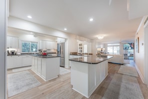 冷蔵庫、電子レンジ、オーブン、コンロ