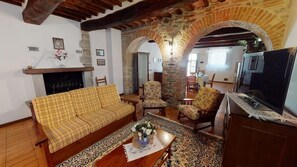 Fireplace - Moraiolo Two-Bedroom House for 6 people - first floor with stairs (Passignano sul Trasimeno)