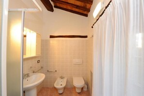 Bathroom - Moraiolo Two-Bedroom House for 6 people - first floor with stairs (Passignano sul Trasimeno)