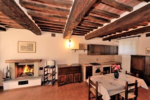 Dining - Frantoio Two-Bedroom House for 6 people - ground floor (Passignano sul Trasimeno)
