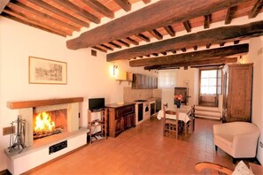 Fireplace - Frantoio Two-Bedroom House for 6 people - ground floor (Passignano sul Trasimeno)