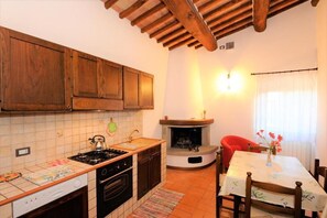 Private kitchen - Biancolilla Two-Bedroom Apartment for 4 people - second floor with stairs (Passignano sul Trasimeno)