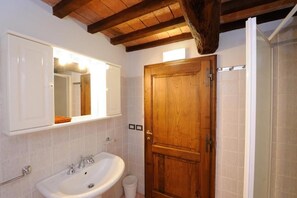 Bathroom - Frangivento Two-Bedroom House for 4 people - first  floor with stairs (Passignano sul Trasimeno)