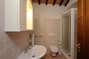 Bathroom - Nerella Three-Bedroom House for 8 people - first floor with stairs (Passignano sul Trasimeno)