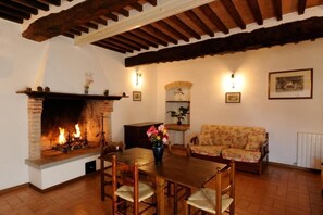 Interior - Nerella Three-Bedroom House for 8 people - first floor with stairs (Passignano sul Trasimeno)