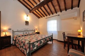 3 bedrooms, Internet - Nerella Three-Bedroom House for 8 people - first floor with stairs (Passignano sul Trasimeno)