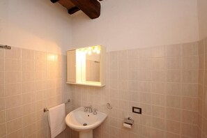 Bathroom - Maurino Studio Apartment  / studio for 2 people - ground floor (Passignano sul Trasimeno)