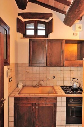 Private kitchen - PIGNOLA One-Bedroom House for 2 people 2 first floor with stairs (Passignano sul Trasimeno)