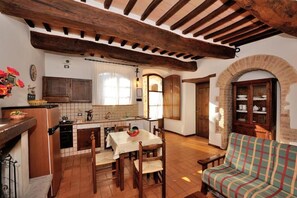 Fireplace - Briscola One-Bedroom House for 2 + 1 people - ground floor (Passignano sul Trasimeno)